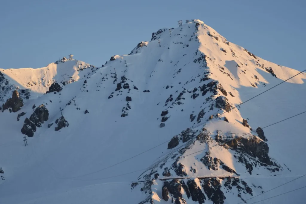 Arlberg Collective ski photography studio: sunlit summit ridge above St. Anton